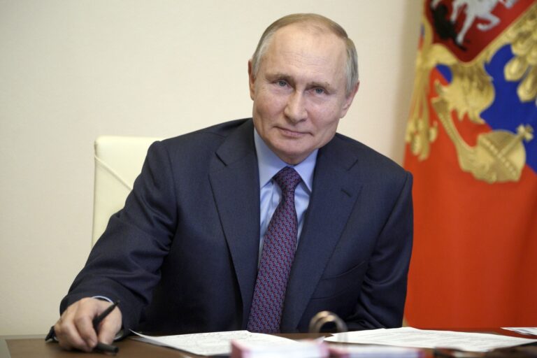 Putin Poised for Reelection as Russians Vote Amidst Crackdown and International Scrutiny